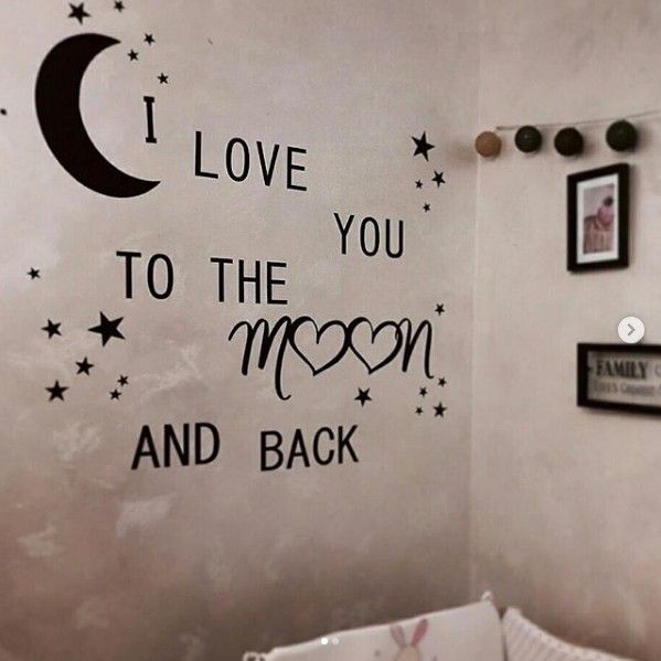 Надпис "We love you to the moon"